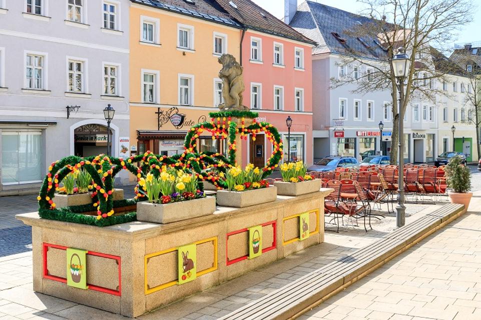 Bunt geschmückter Osterbrunnen in Marktredwitz