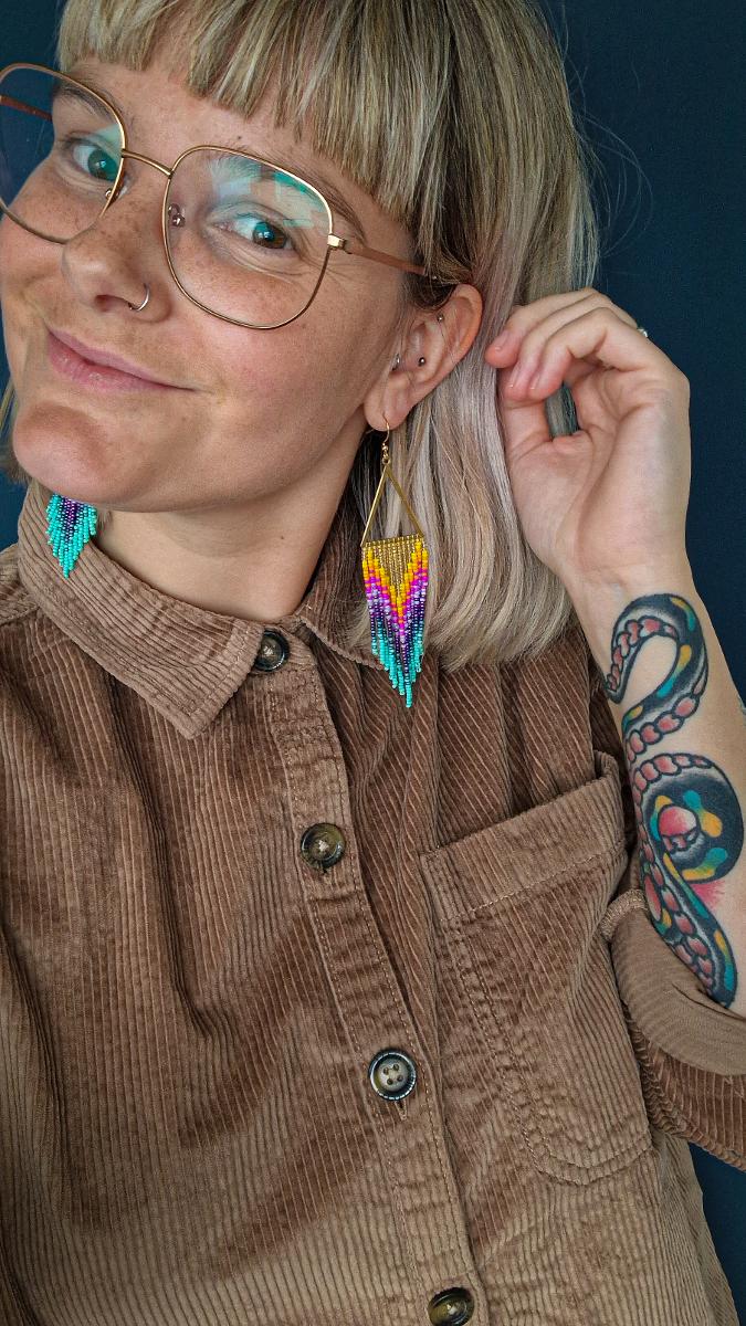 Sabrina von Redmountain Earrings stellt gewebte Perlenohrringe und Schmuck aus handgemachten Polymer Clay Edelsteinen her.
