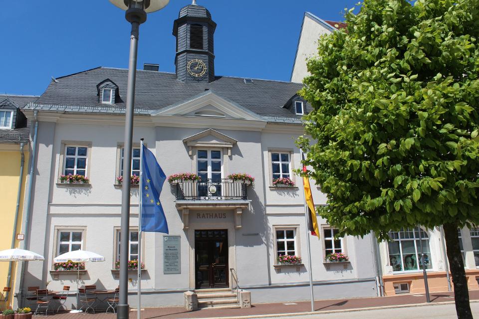 Das Alte Rathaus von Rehau befindet direkt am schönen Maxplatz im Zentrum von Rehau.