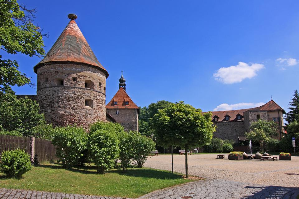 Von der Porzellanstadt Hohenberg an der Eger mit ihrer beeindruckenden Burganlage führt eine hübsche Strecke über einen kleinen Grenzübergang ins tschechische Libá.