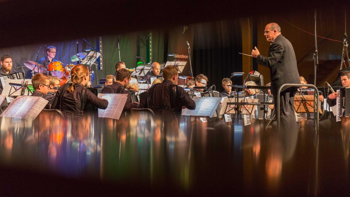 Im Rahmen der Konzertreihe “Promenadenkonzerte” gastiert das Akkordeonorchester der Musikschule der Hofer Symphoniker im Musikpavillon am Theresienstein.