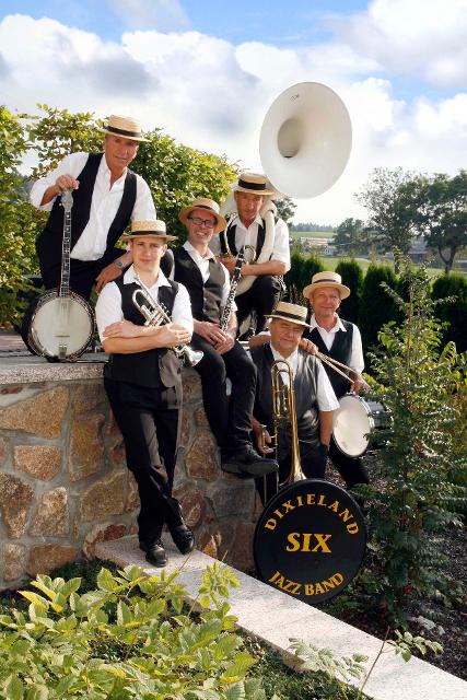 Im Rahmen der Konzertreihe “Promenadenkonzerte” gastiert die Dixieland-Six Jazzband im Musikpavillon am Theresienstein.