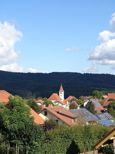 Die Wanderung führt von Kirchenpingarten über Eckartsreuth, Muckenreuth und Hahnengrün an zahlreichen Martern vorbei hinauf in den Südlichen Hochwald zum 