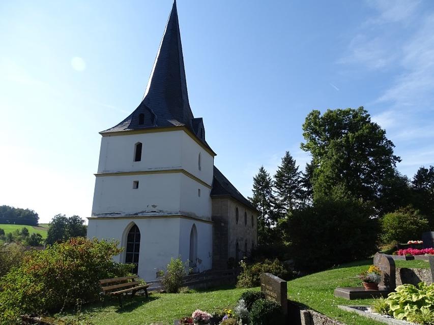 Der Weg verbindet die spätgotische Kirche St. Veronika in Birk mit der St. Jakobuskapelle in Seybothenreuth.