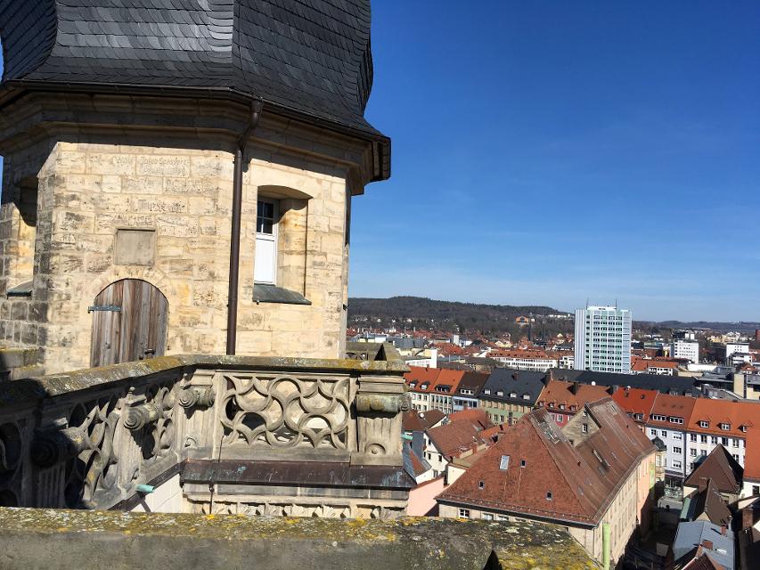 

Bis 1932 lebte hier die Türmerfamilie. Heute können Gäste den einzigartigen Charme dieses schönen Ortes hoch über der Bayreuther Innenstadt geniessen und dabei die Geschichte der Stadt, ihrer Kirche und Türmer hautnah erleben. Der Blick ins Umland fasziniert immer wieder aufs Neue.

