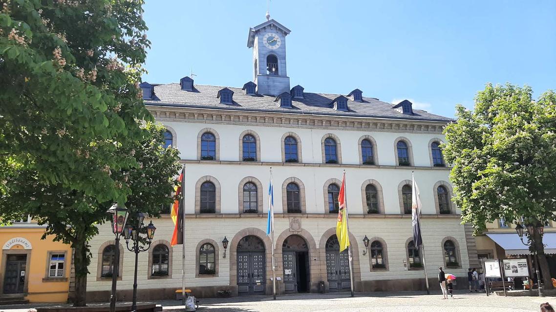 Den großen Sitzungssaal des 1835-1837 errichteten Gebäudes schmücken Malereien von Adolph Westphal (1838), die 1975 wieder freigelegt und restauriert wurden. 