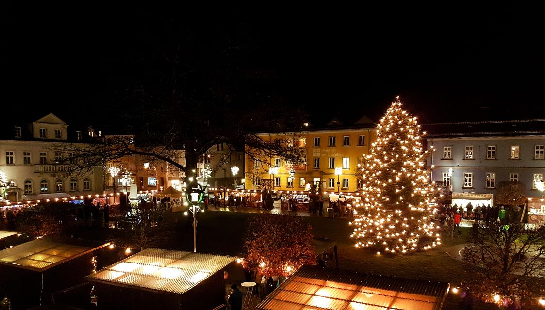 Am 1. Advent findet in Rehau zusammen mit dem Lebkuchenmarkt am Maxplatz auch der Rehauer Weihnachtsmarkt statt.