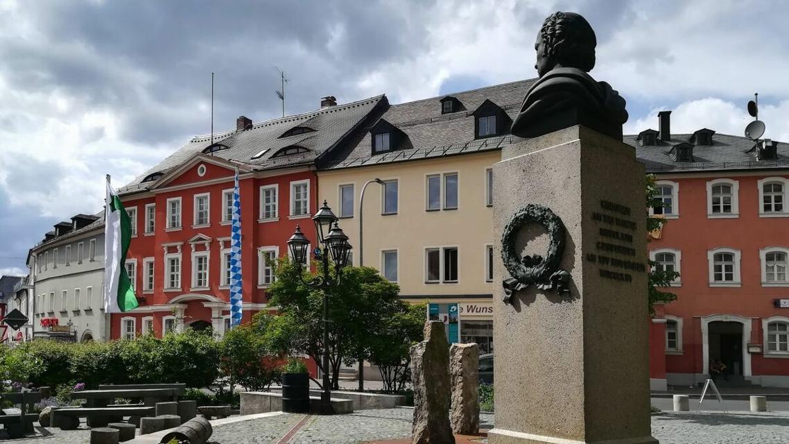 Zu Ehren Jean Pauls wurde 1838 der an die Stadtkirche und seine Geburtsstätte angrenzende Platz eingeweiht. Die dort errichtete Bronze-Büste des Dichters entwarf 1848 der Münchner Bildhauer Ludwig von Schwanthaler. Seit 1983 trägt die benachbarte Straße den Namen “Jean-Paul-Straße”.