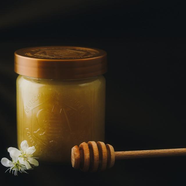 Bei der Imkerei Renner in Weißenstadt können Sie cremigen oder flüssigen Honig in verschiedenen Größen erhalten. Auf Wunsch bekommen Sie hier sogar ein eigens für Sie e...
