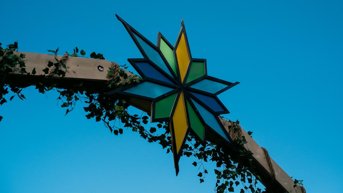 ein bunter Stern aus Holz, der das Festival-Gelände schmückt