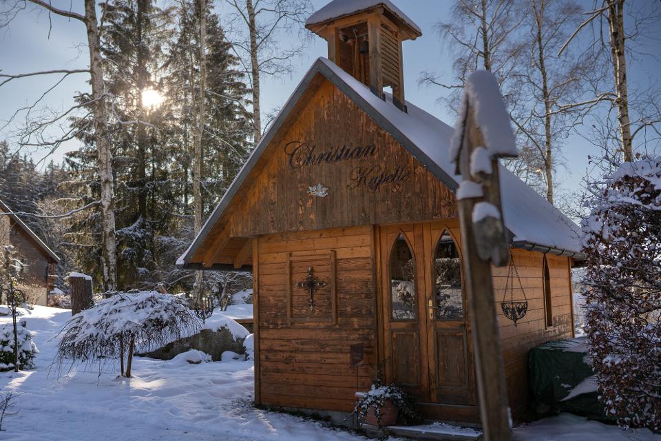 Detailaufnahme der Kapelle in winterlicher Landschaft
