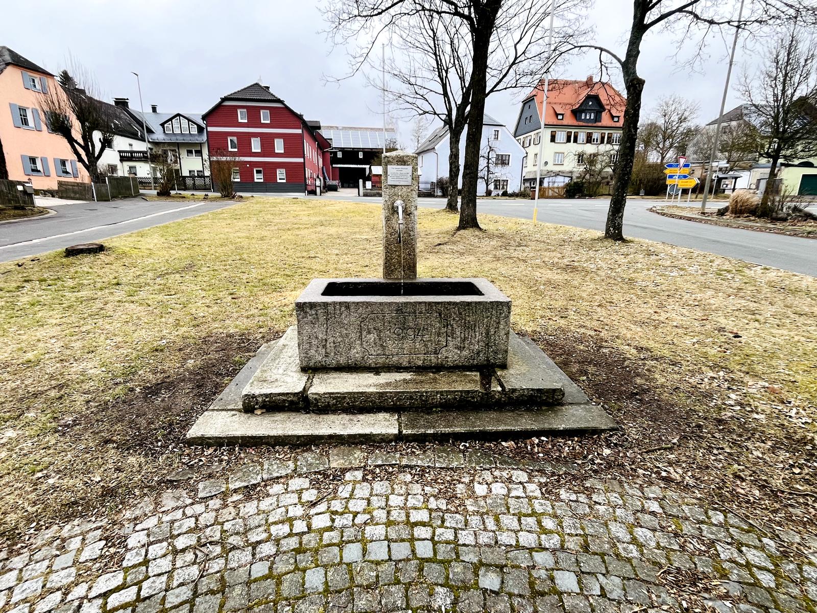 Der Brunnen am Bernsteiner Dorfplatz