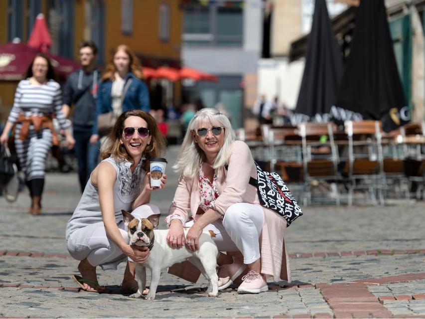 Zwei Frauen mit Hund