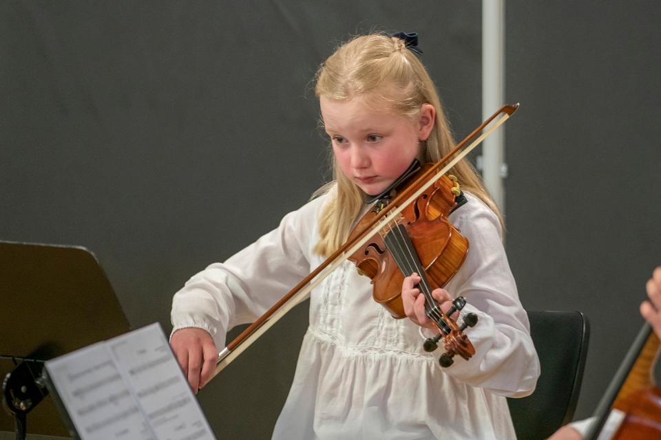 Porträt eines Kindes mit Geige
