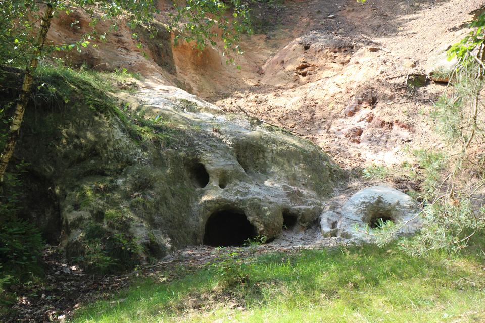Abbauwand für Silbersand mit Höhle