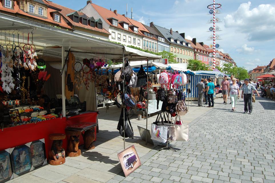 Von Samstag, 11. Mai, bis einschließlich
Dienstag, 14. Mai, findet der diesjährige Pfingstmarkt auf dem Stadtparkett in
der Fußgängerzone Maximilianstraße statt. Viele Stände laden zum gemütlichen Bummeln ein. Haushaltswaren, Deko-Ar...