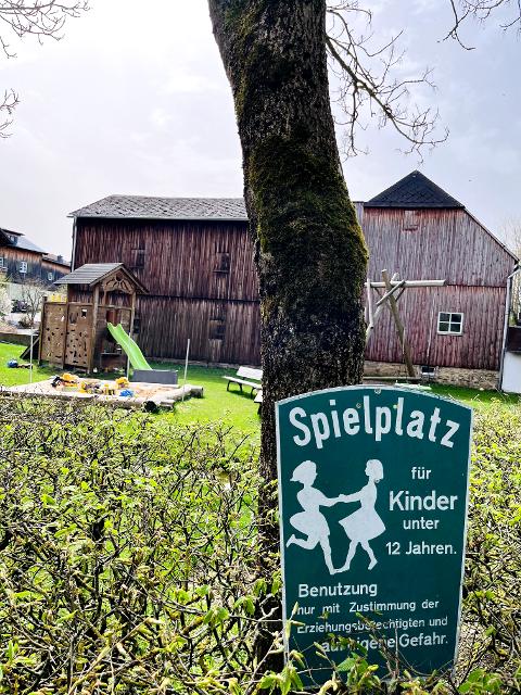 Traumhafter Spielplatz in der Sichersreuther Dorfmitte.