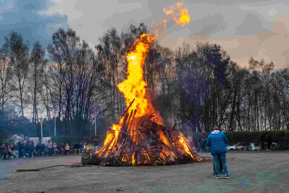 Am 30. April wird wie jedes Jahr das große Lagerfeuer vor dem Museum in Selb entzündet. Es ist eines der größten in der Region und eine traditionelle Veranstaltung. 
                 title=