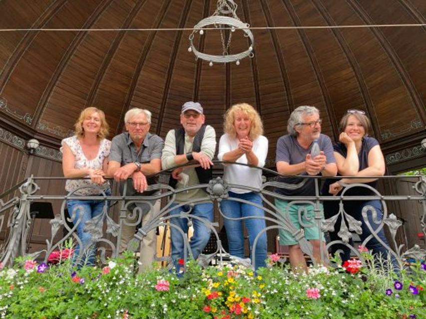 Im Rahmen der Konzertreihe “Promenadenkonzerte” gastiert die Gruppe Kickstarter im Musikpavillon am Theresienstein.