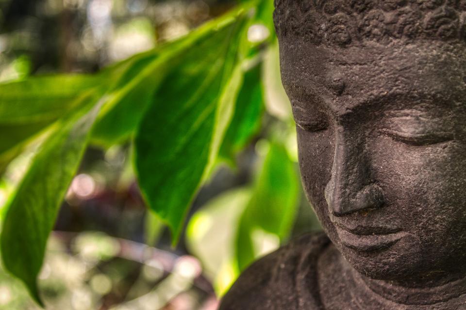 Buddhafigur mit Blatt