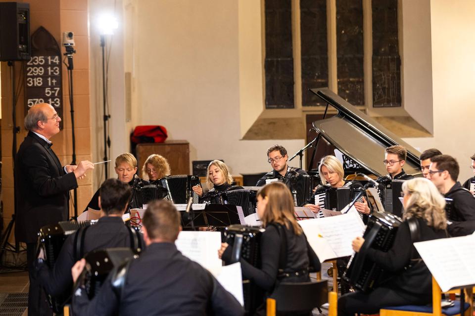 Im Rahmen der Konzertreihe “Promenadenkonzerte” gastiert das Akkordeonorchester der Musikschule der Hofer Symphoniker im Musikpavillon am Theresienstein.