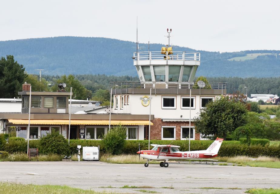 Blick auf Tower des Flugplatzes in Speichersdorf