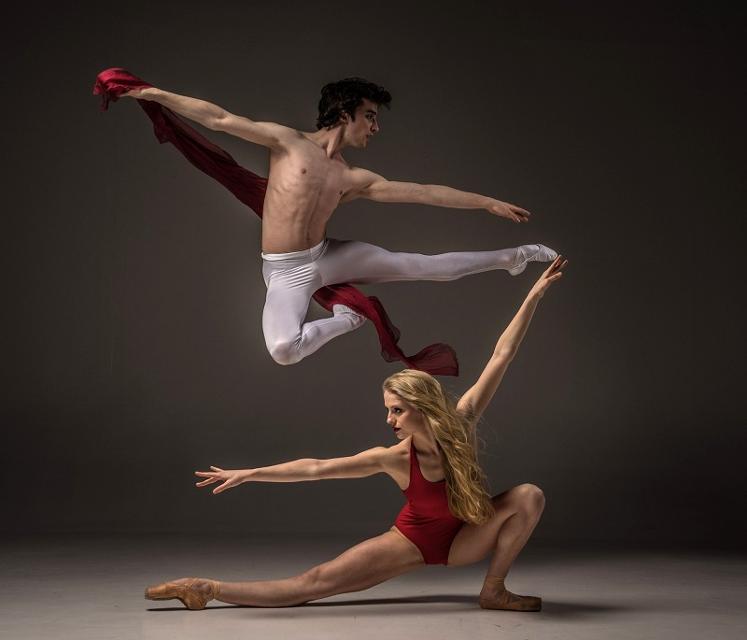 Auf dem Foto ist ein Tanz-Paar abgebildet.