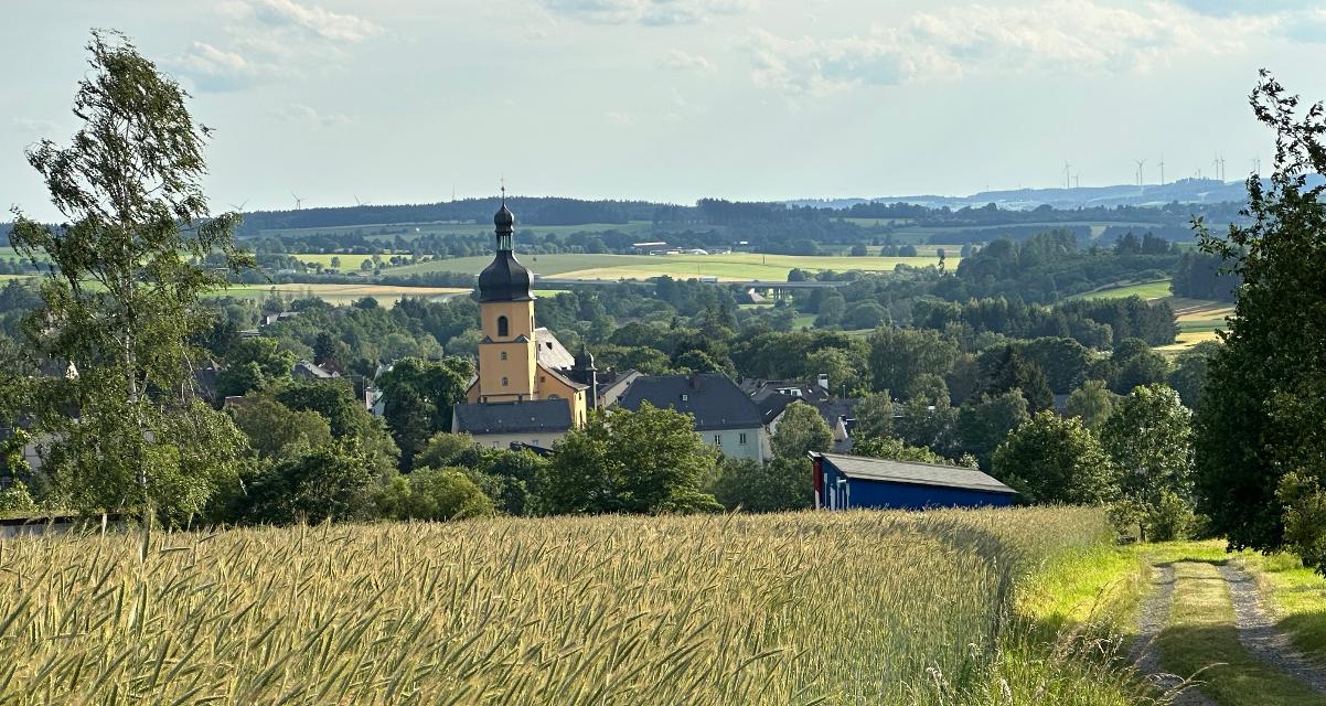 Der 11,9 km lange Wanderweg bietet vom Hohenberg eine tolle Aussicht ins Hofer Land und führt durch die schöne Natur der Gemeinde Regnitzlosau zum Dreiländereck Bayern Sachsen Böhmen und entlang der Regnitz zurück zum Ausgangsort.