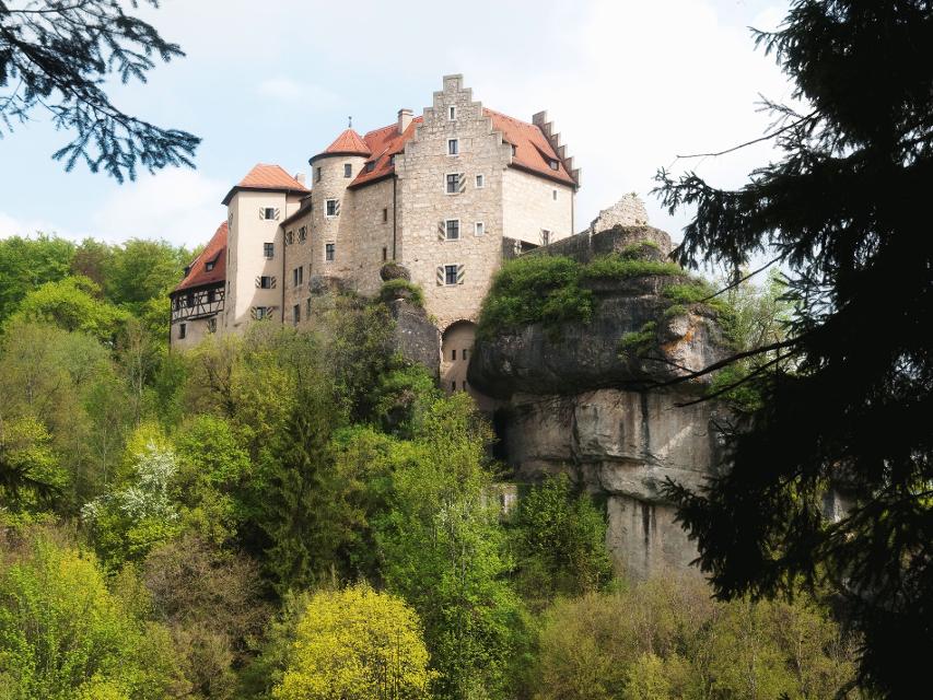 Erlebnisreiche Tour mit den Höhepunkten Burg Rabenstein, Falknerei und Sophienhöhle.
