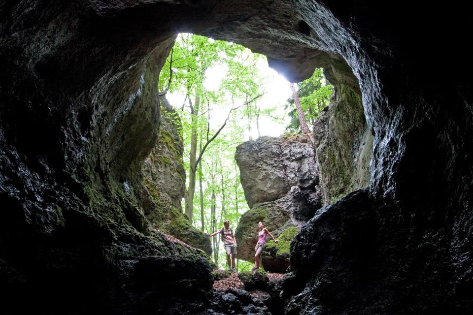 Der Hirschbacher Höhlenrundwanderweg gehört mit zu den spannendsten und abwechslungsreichsten Wanderwege Deutschlands. Er bietet Höhlen, Felsen und Abenteuer.