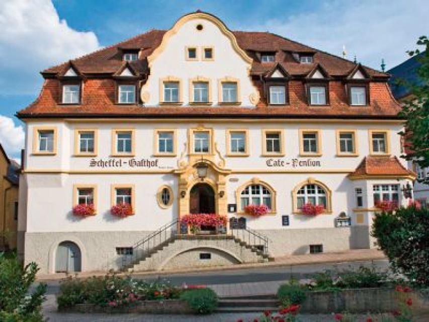 Unser Haus, schon immer in Familienbesitz, steht seit mehr als100 Jahren im Dienste des Gastes und ist weit über die Grenzen der Fränkischen Schweiz bekannt.