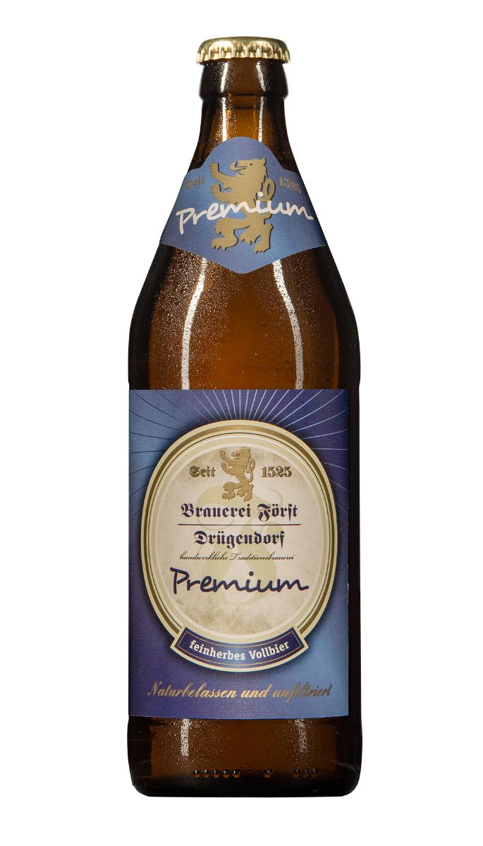 Eine braune Flasche Bier mit beige-blauem Etikett