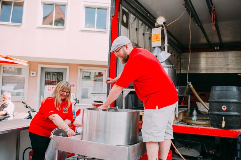 Brauerei Hebendanz - eine Braumeisterin und ein Braumeister beim Schaubrauen am Bierwagen