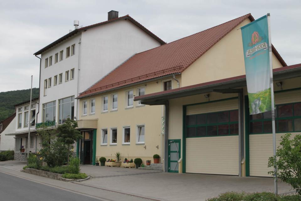 Herzlich willkommen in der Privatbrauerei Reh in Lohndorf bei Litzendorf! Bitte beachten Sie, dass die Brauerei Reh keine Gaststätte hat. Nutzen Sie den Getränkeverkauf und Stehbierausschank, Mo-Fr 7:30-18:00 Uhr und Sa 8:30-13:00 Uhr. 