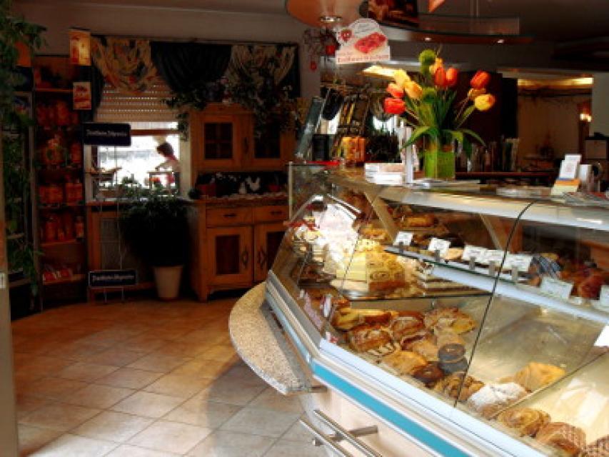 Wir bieten täglich frisches Brot, Backwaren und sind bekannt für unsere große Auswahl an Gebäck, Kuchen und Torten