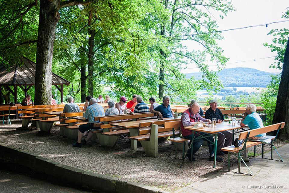 Beliebter Bierkeller auf dem Senftenberg oberhalb von Gunzendorf