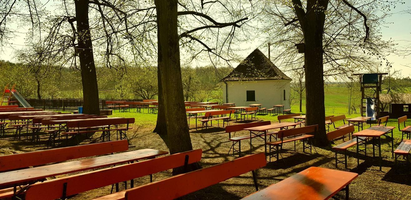Willkommen im Gasthaus Hoh in Meedensdorf! Auf der Höhe über Memmelsdorf liegt das Gasthaus mit seinem schönen Biergarten mit altem Baumbestand etwas versteckt im unteren Teil des Ortes. 
                 title=