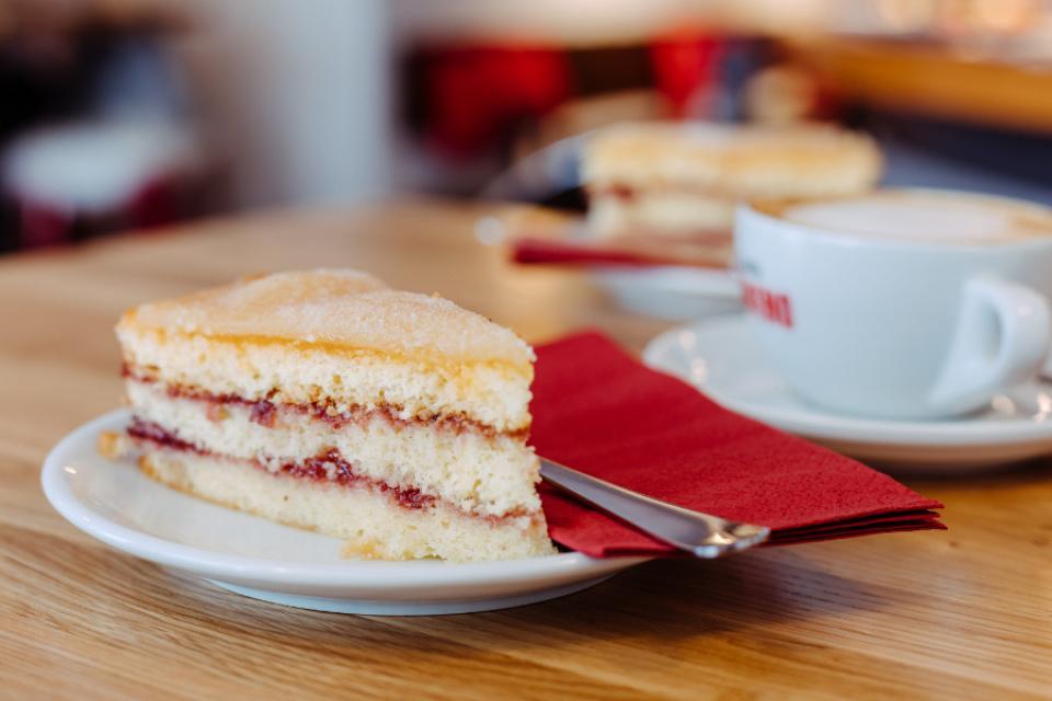 Hauscafé_Kuchen Biskuitteig mit Marmeladenfüllung