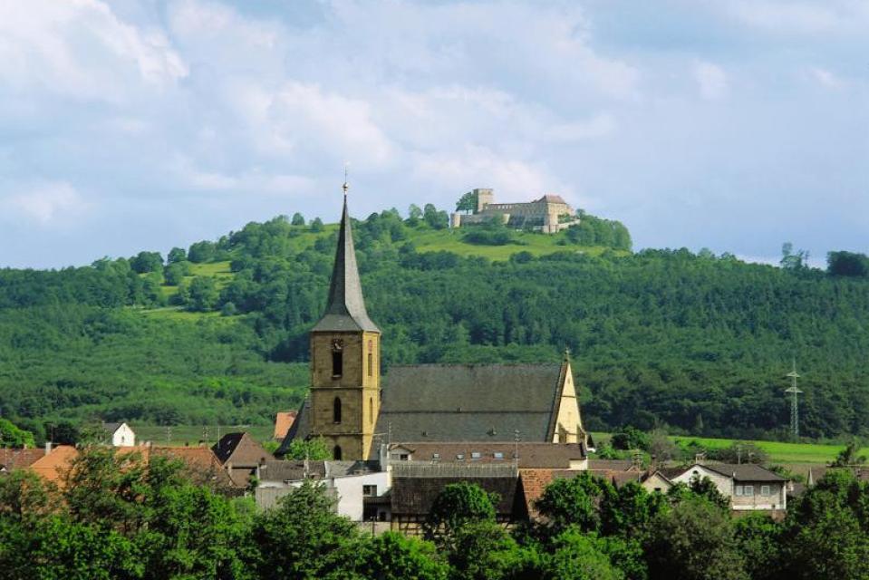 Inmitten einer anmutigen Landschaft unterhalb der Giechburg und der Felsenkapelle Gügl liegt Scheßlitz
                 title=