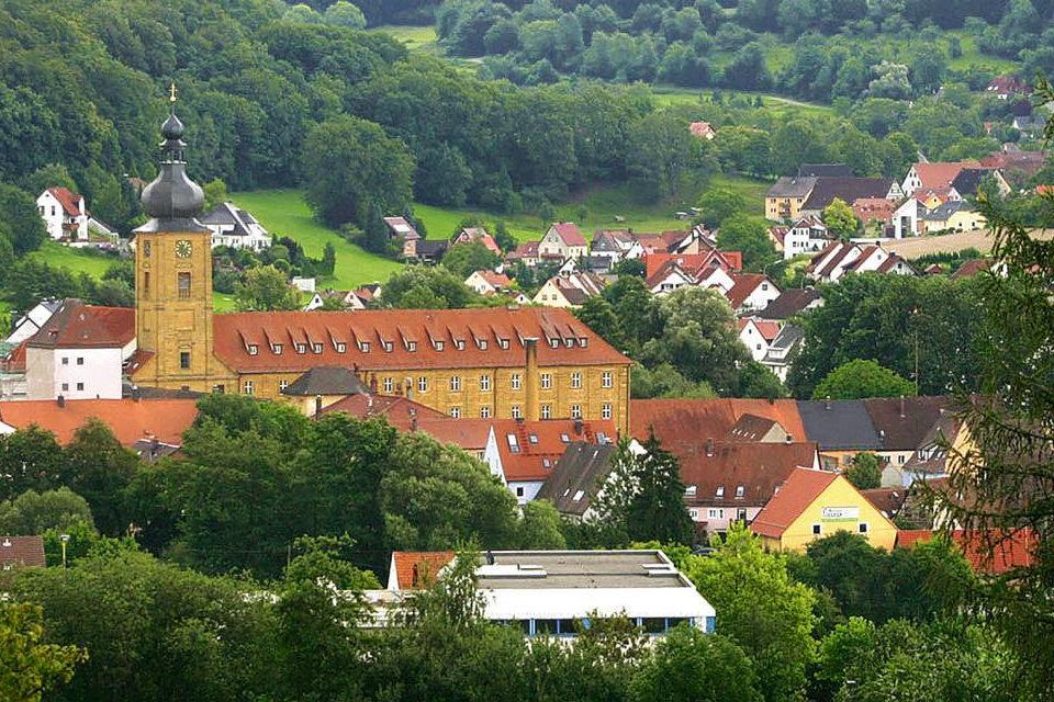 Das historische Benediktinergebäude mit Klosterkirche sowie ein einzigartiges Naturdenkmal laden zum Verweilen ein.
