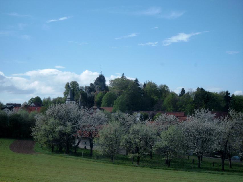 Wichsenstein, 7 km von Gößweinstein entfernt auf einer Höhe von ca. 488 m ü. NN gelegen, ist mit seinen 415 Einwohnern einer der größten Orte in der Marktgemeinde.