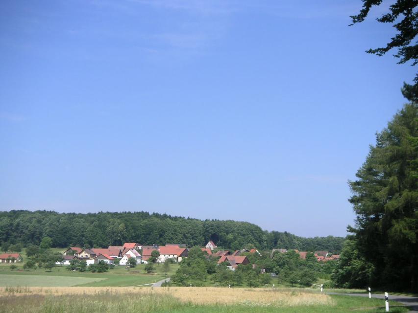 Eingebettet zwischen Wiesen und W&auml;ldern liegt der idyllische Ortsteil Allersdorf