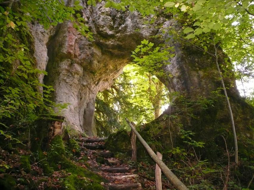 Der Ortsteil Türkelstein ist etwa 3 Kilometer von Gößweinstein entfernt. Die idyllische Ortschaft bietet Einkehrmöglichkeiten und ist ein guter Ausgangspunkt für Wanderer und Kletterer. Außerdem ist das bekannte Felsentor von hier aus gut zu erreichen.
