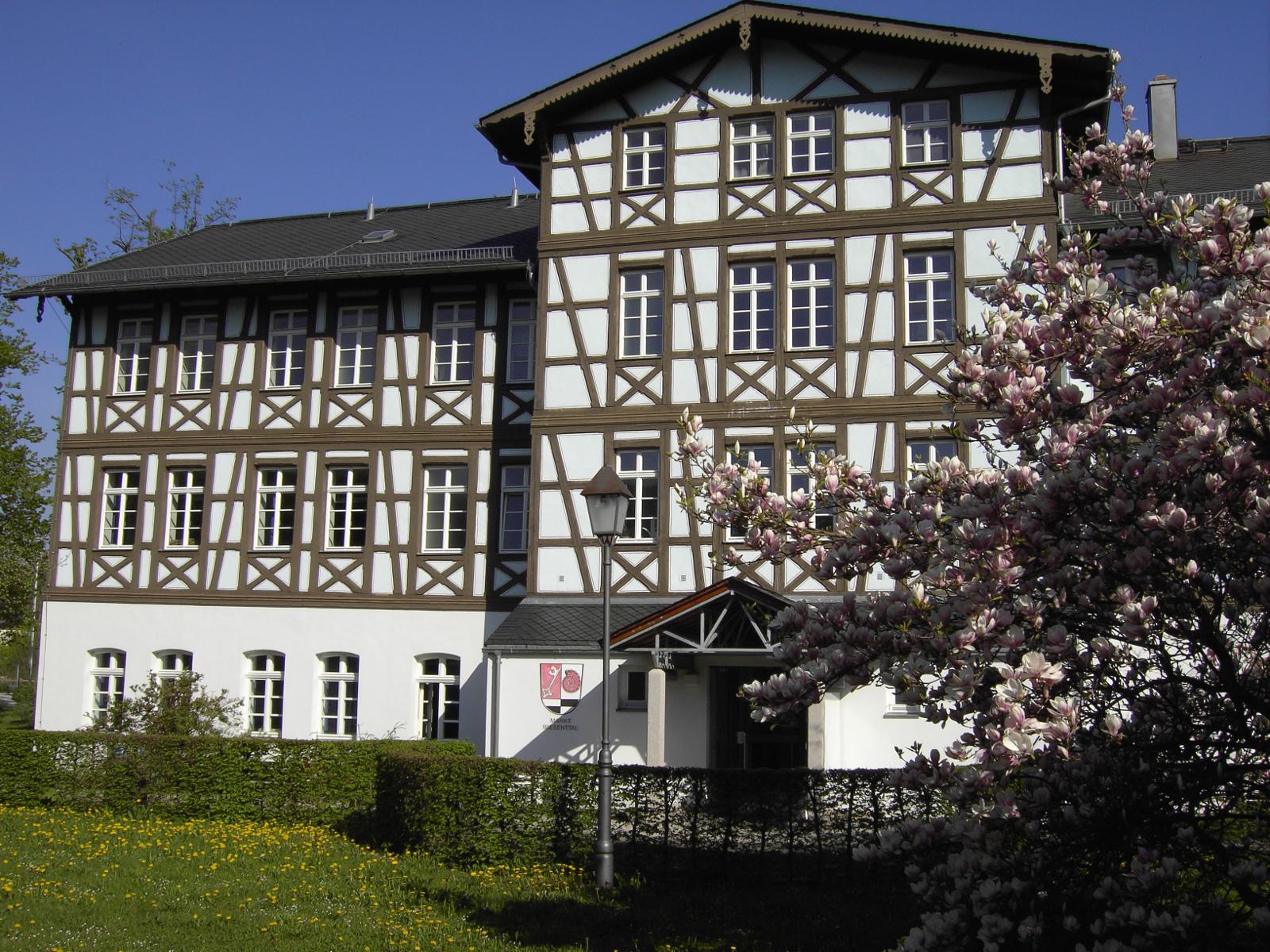 Vom Kurhaus übers Parkhotel zum heutigen Rathaus des Marktes WiesenttalSeit 1857 entwickelte sich Muggendorf zum Kurort und so entstand das ehemalige Kurhaus mit parkähnlichen Gartenanlagen