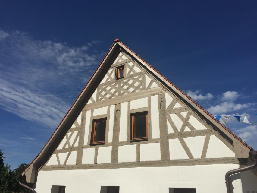 Die Tourist-Info der Fränkischen Toskana ist im Bürgerhaus in der Gemeinde Litzendorf untergebracht, direkt im Ortszentrum neben der Bücherei, dem