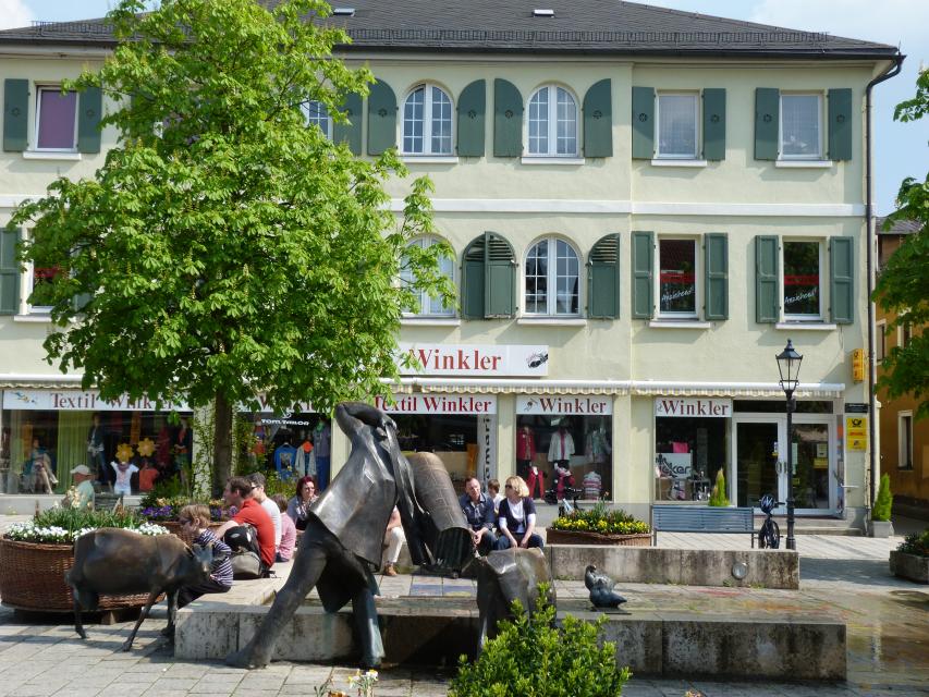 Die Deutsche Post Filiale ist zentral in der Innenstadt am Marktplatz bei Textil Winkler.