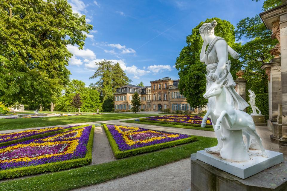 Schloss Fantaisie wurde 1761 begonnen und nach 1763 von Herzogin Elisabeth Friederike Sophie von Württemberg, der Tochter des Bayreuther Markgrafenpaares Friedrich und Wilhelmine, vollendet. Der reizvolle Schlosspark ist geprägt von Elementen aus drei wichtigen Stilphasen: Rokoko, Empfindsamkeit und Historismus.