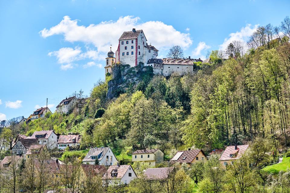 Das uralte Stammschloss der Freiherrn von Egloffstein überragt auf steilem Fels den gleichnamigen Ort, dessen malerische Häusergruppen sich terrassenförmig an den Hang schmiegen.