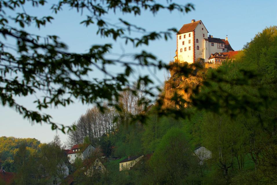 Vom Wanderweg aus zu sehen, erstrahlt die Burg in der Abendsonne.