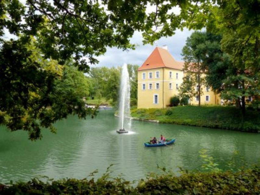 Der Erlebnispark Schloss Thurn in Heroldsbach vereint familienfreundliche Fahrattraktionen, fesselnde Liveshows und weitläufige, schattige Grünanlagen abseits des Trubels.